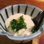 炭火焼鳥 きち蔵 - お通しは自家製豆腐