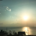 セブンイレブン 大阪鶴野町店 - 琵琶湖に反射する朝陽