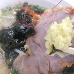 麺屋 彩未 - デスラーウィーク２０１８限定デスラーメン　９３０円（税込）のチャーシュー【２０１８年３月】