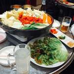 84849568 - サンチュやキムチなども無料でついてきます。