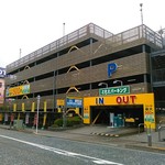 中村麺三郎商店 - 店頭に２台分、少しだけ離れたところに更に２台分の駐車場はありますが、そばのともえパーキングは３０分１００円