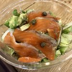 カスタムサラダベジー - サーモンマリネサラダ ¥1000- アボカドトッピング¥150-