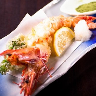 Freshly fried Tempura and fresh fish sashimi. Enjoy the seasonal flavor!