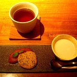 デザート（ほうじ茶のブランマンジェ、リンゴのシロップ漬け、ごまクッキー）＆生姜ほうじ茶