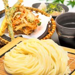 つるのおんがえし  - 桜海老　細切り蓮根と季節の野菜のざるうどん