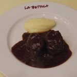 ラ・ベットラ・ダ・オチアイ - 牛ホホ肉の赤ワイン煮込み