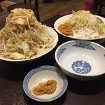 天海 - ラーメン  左が増し増し、右が増し