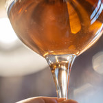 Bien - 高脚杯（ぐらす）に桃紅葡萄酒（ロゼ）