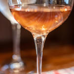 Bien - 高脚杯（ぐらす）に桃紅葡萄酒（ロゼ）