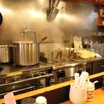 川菜館 - カウンター席に座ると厨房が見えます