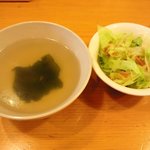 川菜館 - 最初に提供されるスープとサラダ