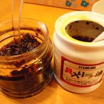 川菜館 - 卓上に食べるラー油は２種類ですね～