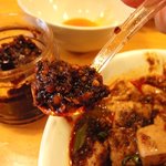 川菜館 - 透明な容器に入っている生の食べるラー油がうまい！