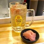 煮干したこ焼き 鶴蛸 - 「ワンコイン 鶴蛸セット」のドリンク(ハイボール)。ビールも選択可能。生姜は突き出し相当(無料)。