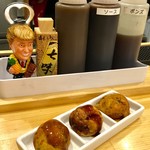Niboshi Takoyaki Tsuru Tako - 味変部隊。山椒七味、カレー、ソース、ポン酢。カレー風味はちょっとレアかも。などとといいつつ、この店のオススメは素焼き(プレーン)。