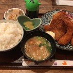 まる福 - 海鮮フライ定食（950円税込）です。真ん中の刺身コンニャクの酢味噌がナイス。