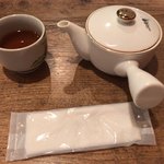 まる福 - お茶は自分でお代わりできますよ。