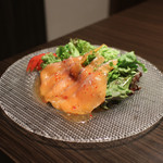 焼肉Garden MISAWA - スモークサーモンとフルーツトマトのサラダ☆