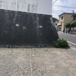 山本ロース - 駐車場とお店の位置はこんな感じです。気付きにくいので。