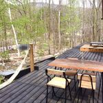 ホーリーマウンテン - お食事可能な広いテラス。左にハンモックも。