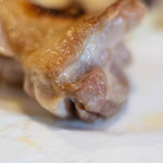 Bien - "烤雞腿（とりもゝにくロティ）"、雞腿肉（とりもゝにく）擴大圖（おほきなるゑ）