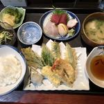 Sankai - 山海やりすぎ定食 1800円
                ブリカマ焼き、豆腐サラダ、天ぷら、刺身、もずく酢、アラ味噌汁、ご飯×二杯