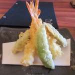 赤坂けやき通りむらた - 天ぷらはエビが２匹と野菜が４つの揚げたて天ぷら。