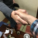 奥ながら - 何の握手か意味不明！？（笑）