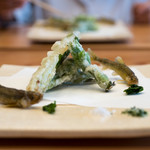 柚木元 - 2018.4 天ぷら盛り合わせ（天竜川の活き稚鮎、タラの芽、コシアブラ、アマドコロ）