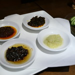 豊栄 - 4種の醬（豊栄醬・生姜醬・高菜醬・玉ねぎ醬）とキュウリ