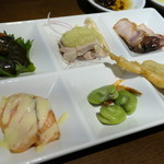 豊栄 - 前菜盛り合わせ（スモークサーモンにアリオリ風山椒ソース・パクチーとアロエ花のフリット・チャーシュー・蒸し鶏・エビ紹興酒漬け・そら豆干しエビ）