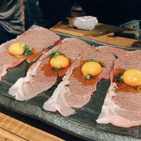個室焼肉匠 - 上に卵黄を乗せてですね
