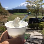 Michi No Eki Asagiri Kougen - 富士山を見ながらいただけます。