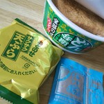 セブンイレブン - 料理写真:丼のふたを開けると、油揚げと肉片が見えました