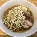 ラーメン二郎 - ラーメン 750円　麺半分・ヤサイちょっと・ニンニクで