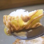 慈げん - 黄色いソースはパインのよう…ですね
      キャラメルが濃厚なので存在感は負けちゃってます