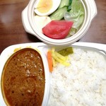 カフェテリア スパイス ジャヤ - チキンカレーとサラダ。サラダはドレッシングなくてマヨネーズのみ。