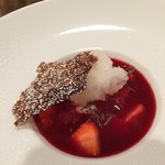 サラマンジェ ド ヨシノ - イチゴのデザート　アップルミントシャーベットがイチゴソースに合います！