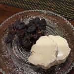 サラマンジェ ド ヨシノ - 枝付干しブドウと山羊のチーズ