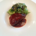 仔牛ホホ肉のナヴァラン　クスクスとカレンズ　三浦のサラダヴェール