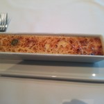 アスパラガスとベーコン　新玉葱のキッシュ　トマト　オリーブ　パルメザンチーズ