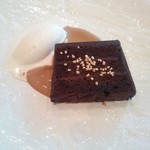 アルカナ 東京 - チョコレートケーキ　コーヒーソース　マスカルポーネのソルベ