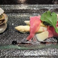 タワーズバー ベロビスト - ホワイトアスパラ、生ハムとコンテチーズ＋蝦夷アワビの肝ソース、キャビア添え
