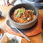 Gonpachi - 旦那はキムチ黒豚肉石鍋飯168HKDを。　石鍋にキムチを入れても「ジュウ～！」とならない熱さｗ