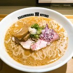 Sagamihara 欅 - 味噌らーめん　８５０円　ほろほろの豚バラロールチャーシュー、程好い歯応えと芳しい燻製香の豚肩ロースチャーシュー、その上には赤玉葱と青白葱、メンマは太くて角張ったもの。