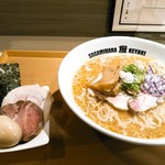 Sagamihara 欅 - +２５０で特製に。チャーシューは１枚ずつ増し、海苔３枚と味玉。