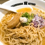 Sagamihara 欅 - 麺はプリプリの中太麺。身体の重みで手から圧をかけるのか、結構縮れています。結果、スープを良く絡める。