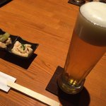 焼き鳥 鳥抱月 - 口取りと生ビール