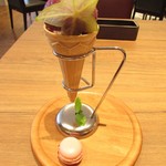 FINE DINING＆LOUNGE TORIKO - 本日のデザート～葡萄のアイスクリーム・マカロン