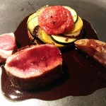 3つの部位の仔羊、ジュ入り赤ワインソース